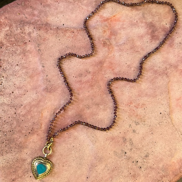 Handmade hand knotted garnet necklace with little stone heart charm - Picture 9 of 15